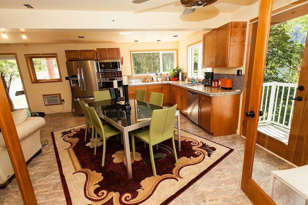 Ganze Wohnung, Cali Suite ~ Ein eleganter Rückzugsort mit Blick auf den wunderschönen Kootenay Lake. in Whitewater Ski Resort