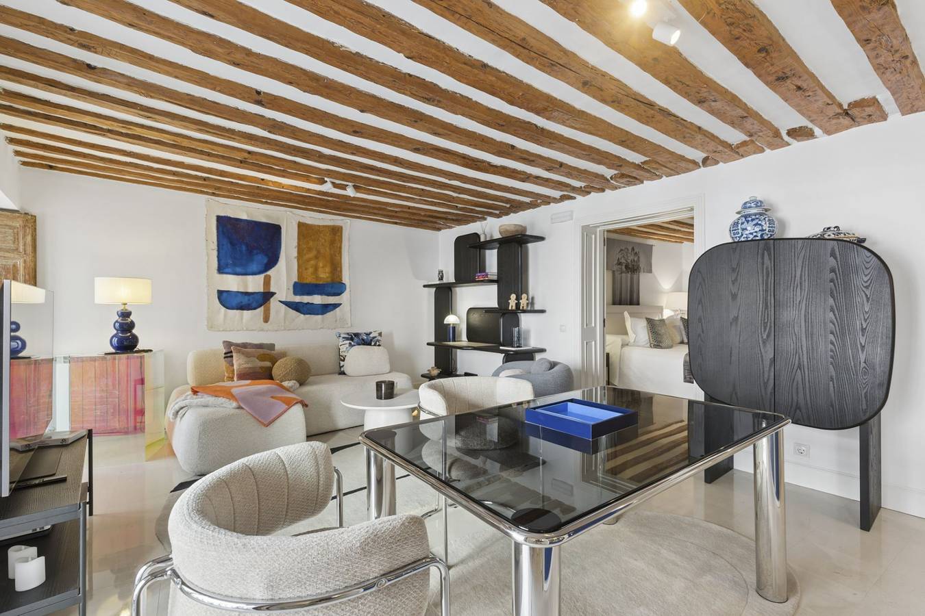 Entire apartment, Stylish Retreat by Plaza Santa Ana in Centro (Madrid), Madrid