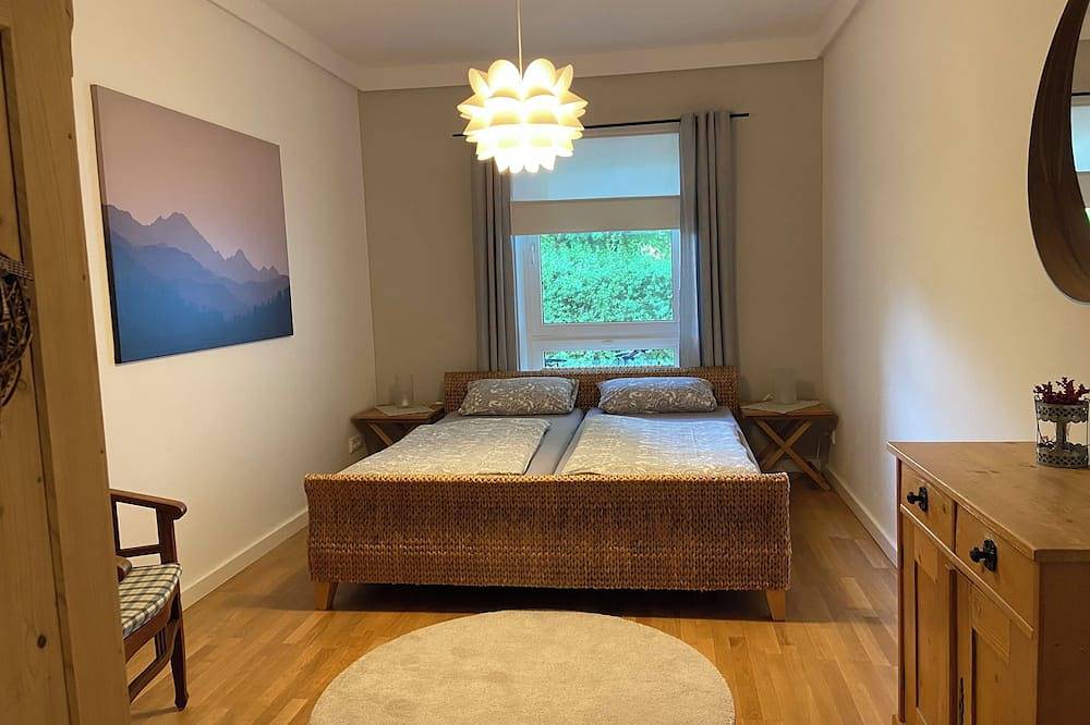 Ganze Wohnung, Schöne, helle Ferienwohnung mit Terasse in Utting, Ammersee