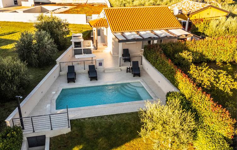 Reizendes Apartment mit Pool, Terrasse und WLAN in der Nähe des Strandes von Bijeca in Pula-Medulin, Pomer