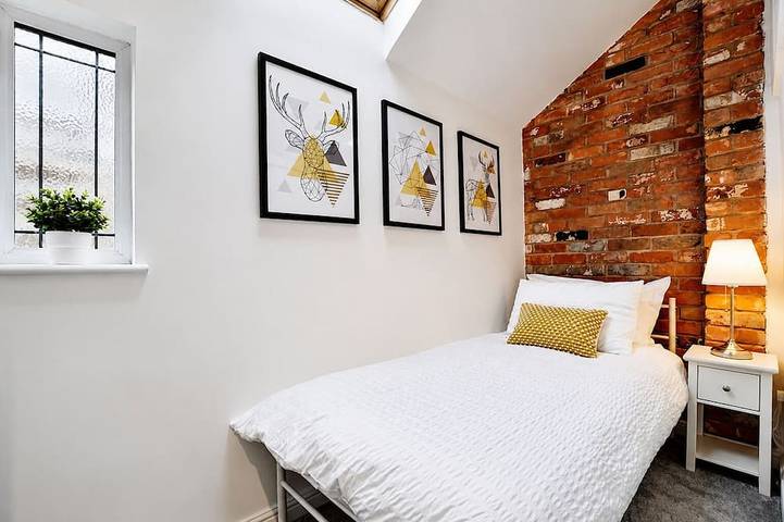 Bright And Airy Cottage Close To Salisbury Centre in Salisbury, Wiltshire