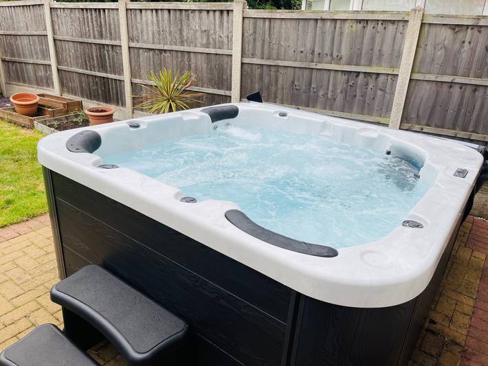 Holiday rental for 8 people, with terrace and hot tub as well as garden, child-friendly in Derbyshire