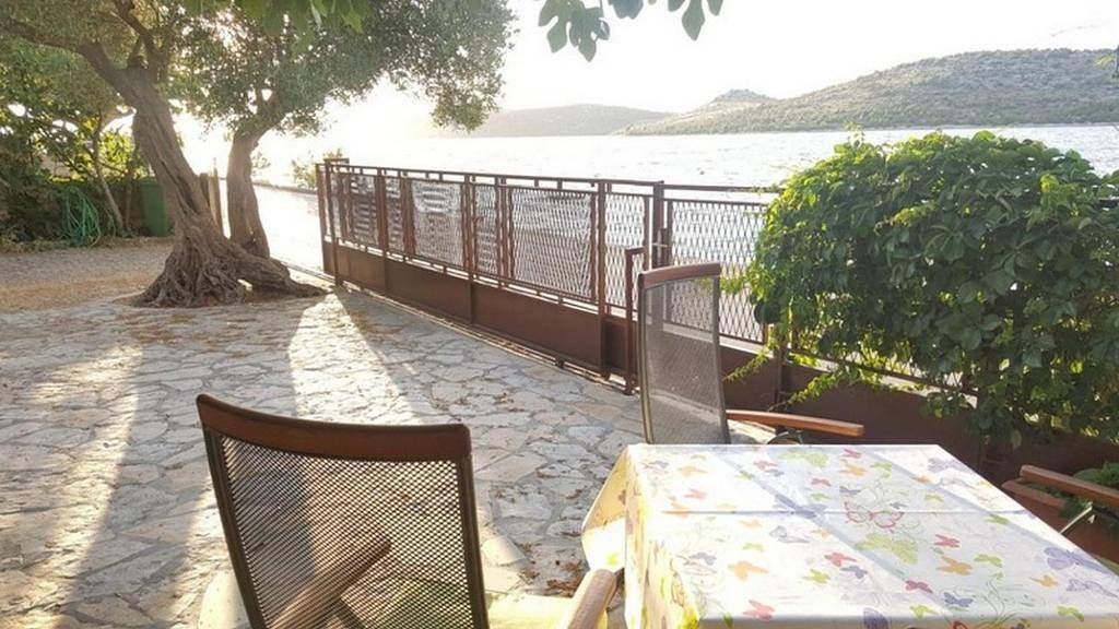 Entire apartment, One-bedroom apartment by the sea in Grebastica, Šibenik-Knin