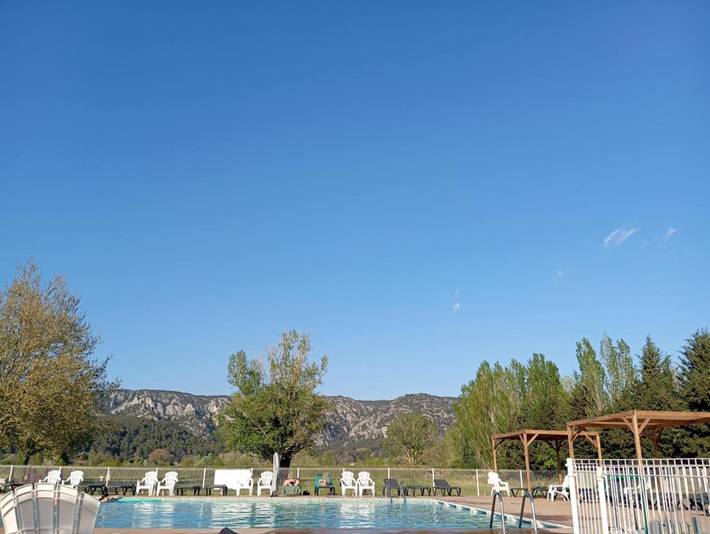 Camping pour 6 personnes, avec bassin pour enfant ainsi que jardin et piscine dans le Luberon