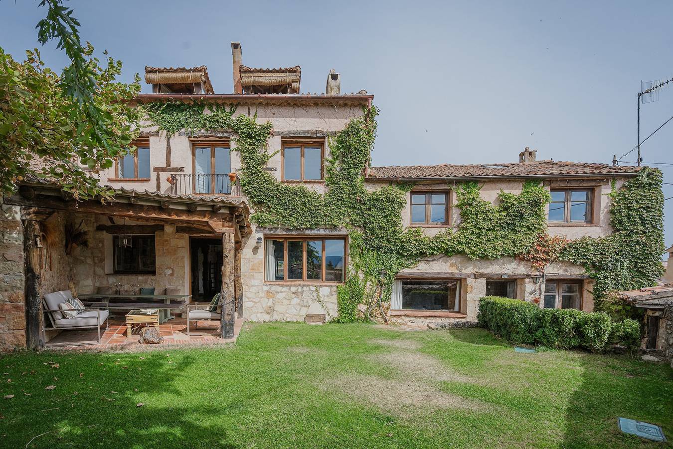 Holiday Home 'La Casa Del Herrero' with Mountain View, Private Garden and Wi-Fi in Requijada, Santiuste de Pedraza