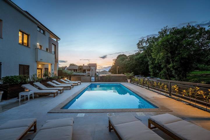 Ferienwohnung für 2 Personen, mit Whirlpool und Garten sowie Pool und Balkon in Funtana