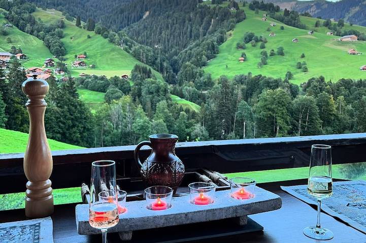 Ferienhaus für 9 Personen, mit Balkon und Whirlpool sowie Garten und Pool in Habkern