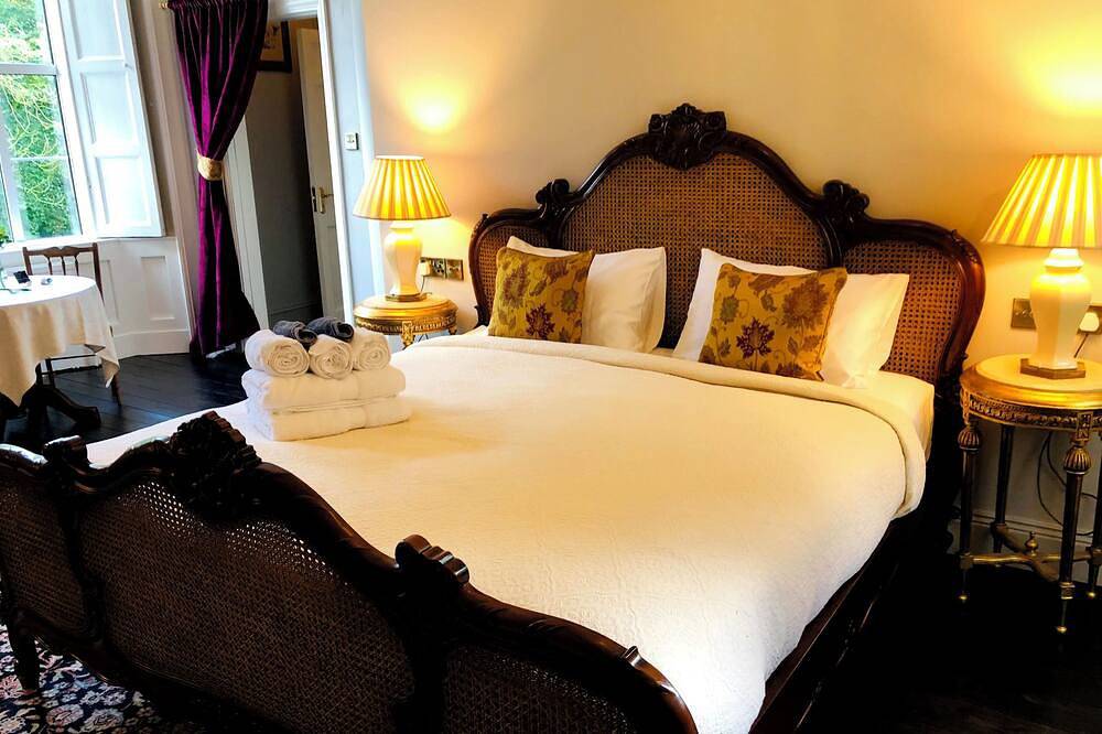 Stunning historic manor house with Wifi near charming Nenagh in Nenagh, County Tipperary