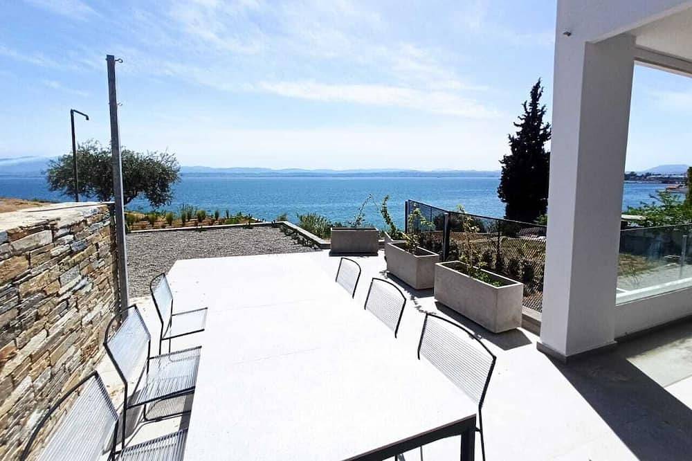 Seafront villa with private beach 1hr from Athens in Chalkida, Euböa