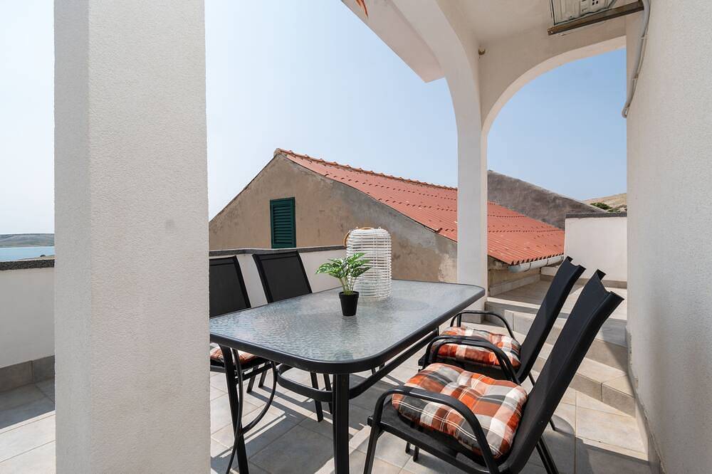 Apartamento entero, Apartamento para dos personas con terraza y vista al mar Zubovici, Pag (A-9365-d) in Zubovići, Pag