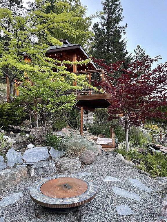 Les Chambres Roses - Grey Room (Private Suite with Fireplace & Lake View) in West Kelowna, Crystal Mountain