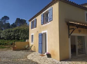 Gîte pour 4 personnes, avec jardin ainsi que terrasse et piscine à Trans-en-Provence