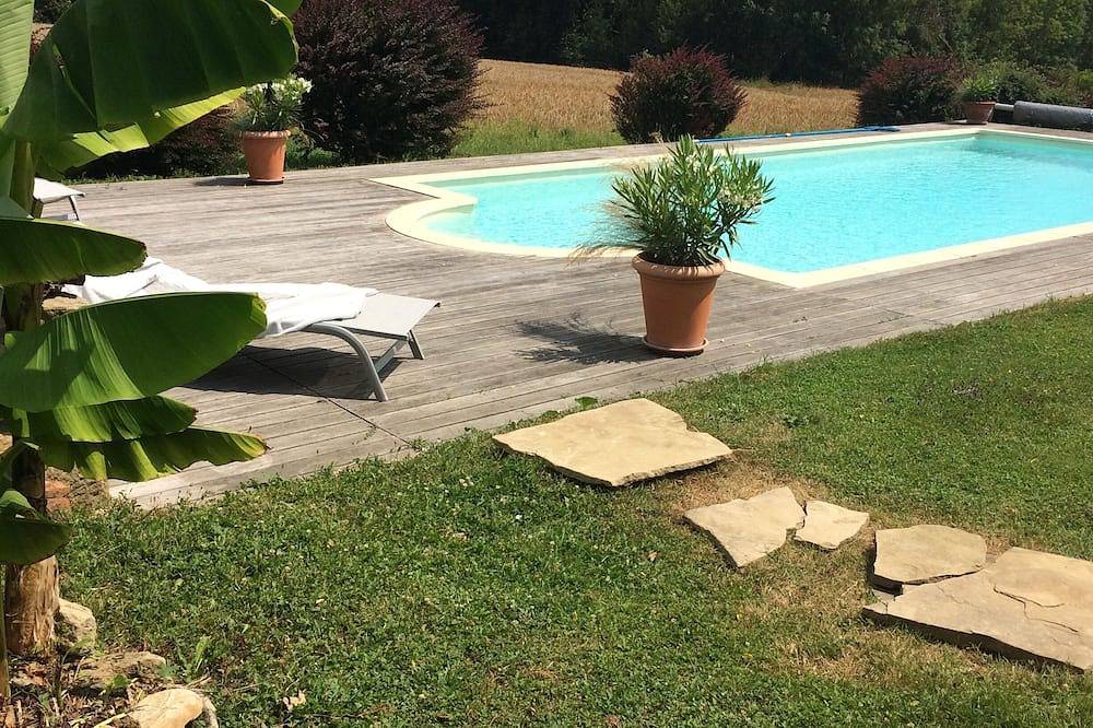 Ma maison à la campagne avec piscine privée. in Montseveroux, Région de Vienne