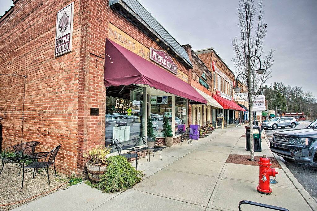 Ganze Wohnung, Neu! Ideal gelegenes Saluda Apartment in der Main Street! in Saluda, Polk County NC