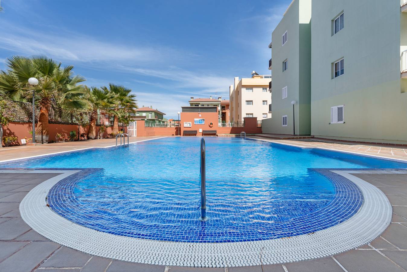 Entire apartment, Vacation 'Gabriela' with Shared Pool, Balcony and Wi-Fi in Punta Larga, Las Caletillas