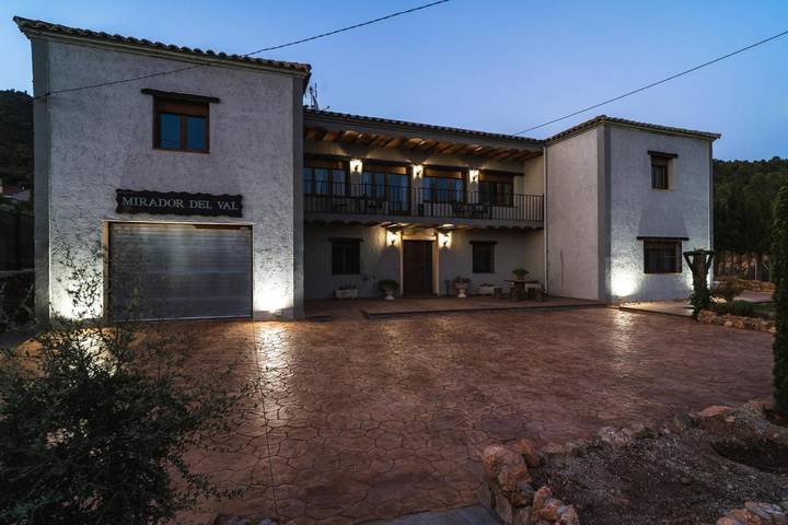 Casa de vacaciones para 16 personas, con Balcón y Jacuzzi además de Terraza y Jardín en Provincia de Albacete