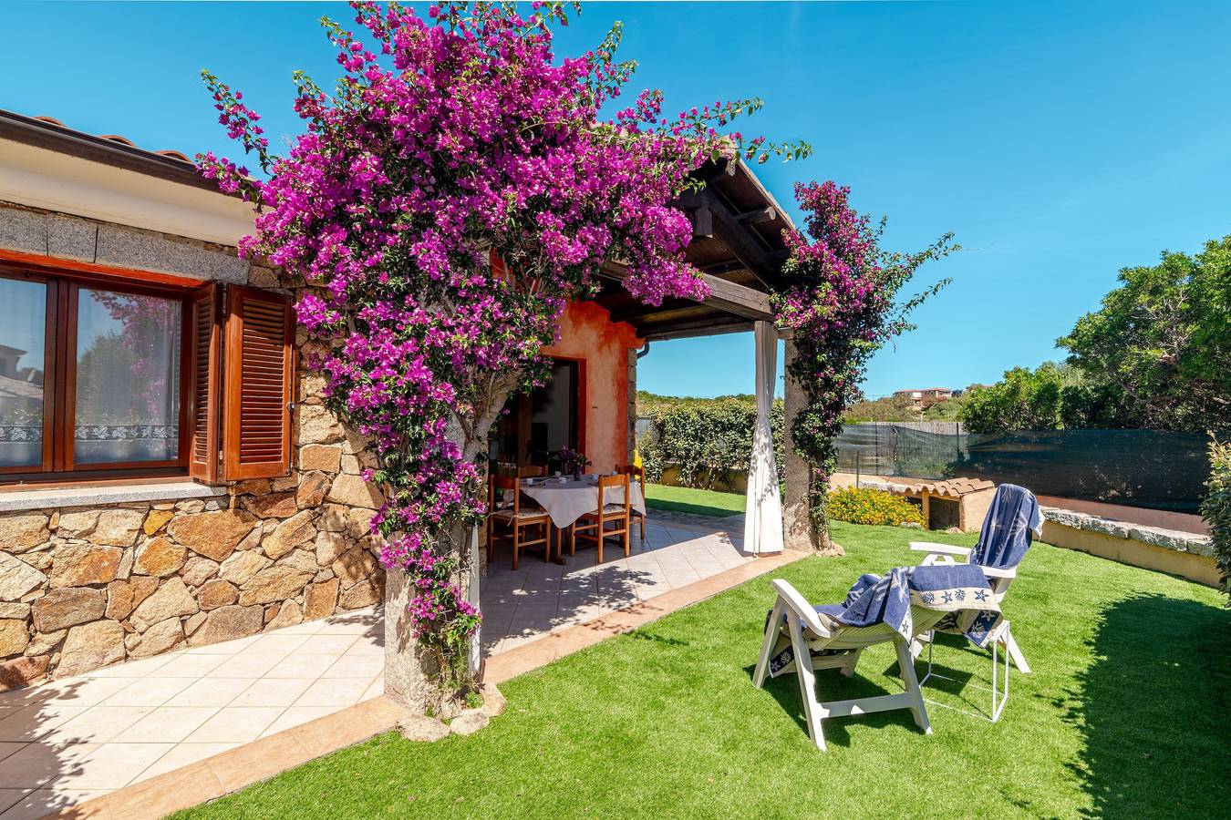 Ganze Wohnung, Villetta Girasole: Apartment mit privater Terrasse, Garten und Klimaanlage in Monte Petrosu, San Teodoro