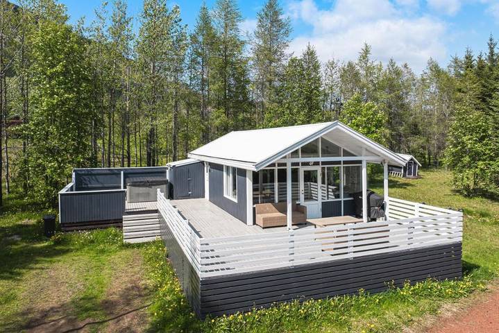 Casa rural para 6 personas, con jardín además de terraza y jacuzzi en Islandia
