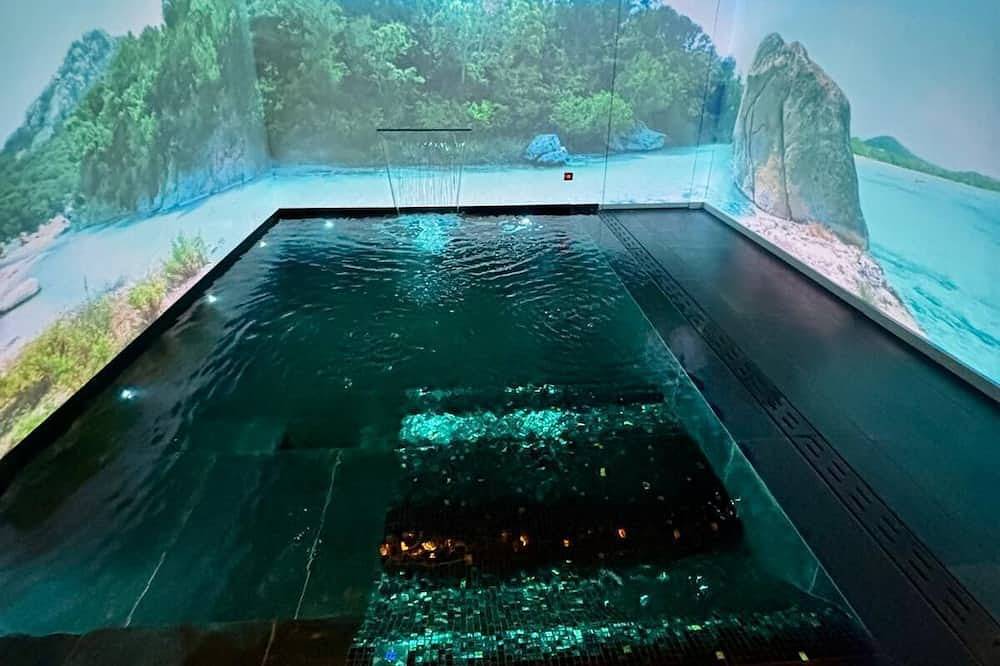 Immerse yourself in 20 natural settings around your infinity pool and jacuzzi. in Lasne, Waals-Brabant