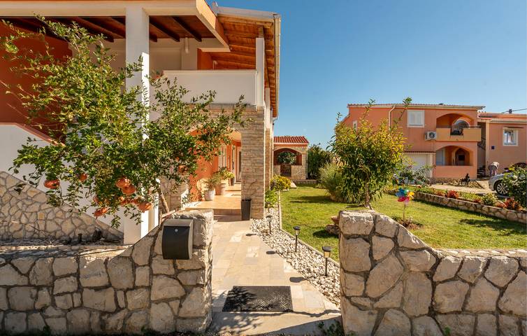 Ganze Ferienwohnung, Gemütliche Wohnung mit WLAN und Terrasse, 1 km von der Küste entfernt in Novigradsko More, Zadar