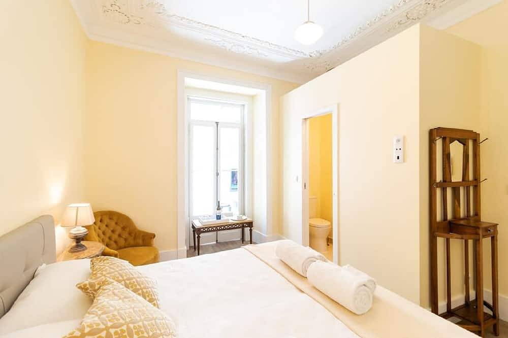 Guesthouse - Double Room with Private Bathroom (Room 5 Archangel) in Graça, São Vicente (Lissabon)