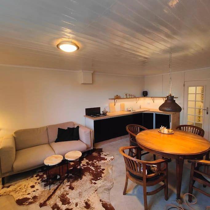 Gîte pour 2 personnes, avec terrasse dans Champsevraine - 3