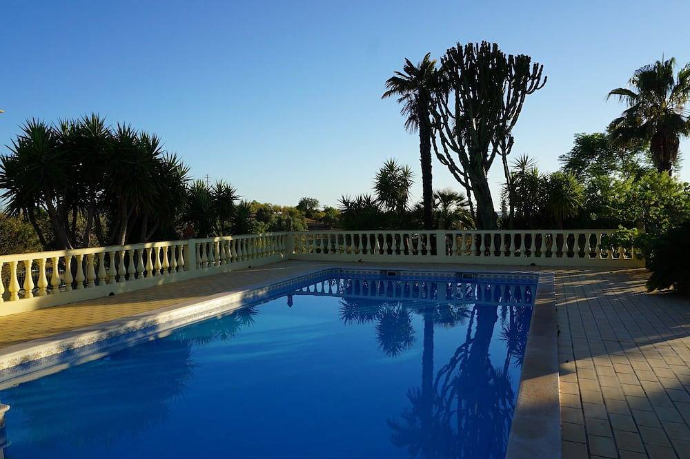 Freistehende, private Villa mit Pool in grosszügiger Gartenanlage, Wifi, Ac in Estoi, Faro