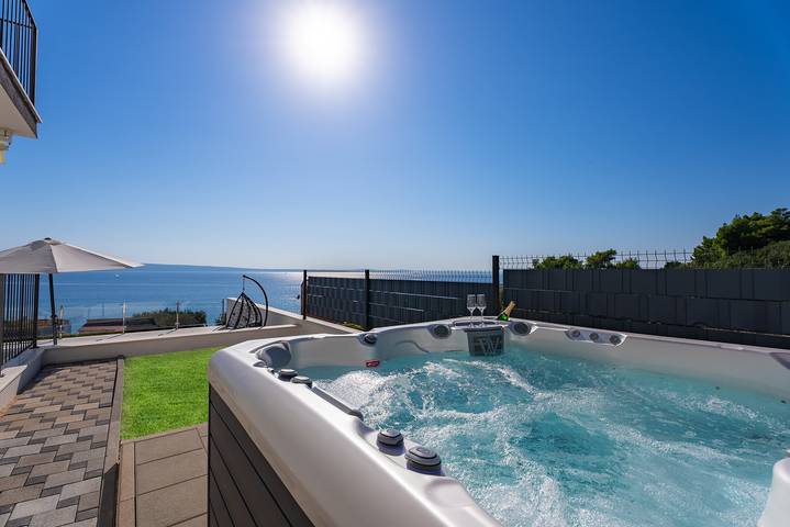 Neu! Villa Aba mit Meerblick,38 m2 großem beheiztem Infinity-Pool, 4 Schlafzimmern, Medienraum, 150 m vom Meer entfernt in Podstrana, Split-Dalmatien