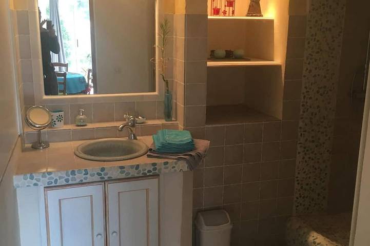 Location de vacances pour 2 personnes, avec piscine ainsi que terrasse et jardin à Carry-le-Rouet - 4