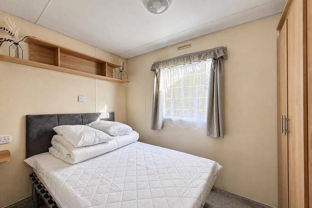 Homely 8 berth caravan at Highfield Grange in Essex in Clacton-on-Sea, Essex