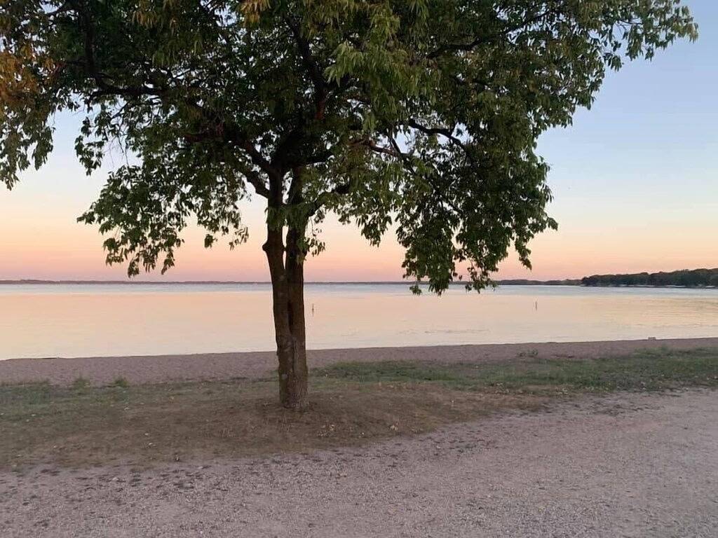 Cozy lakefront cabin - on both Big and Little Spirit Lake in Dickinson County