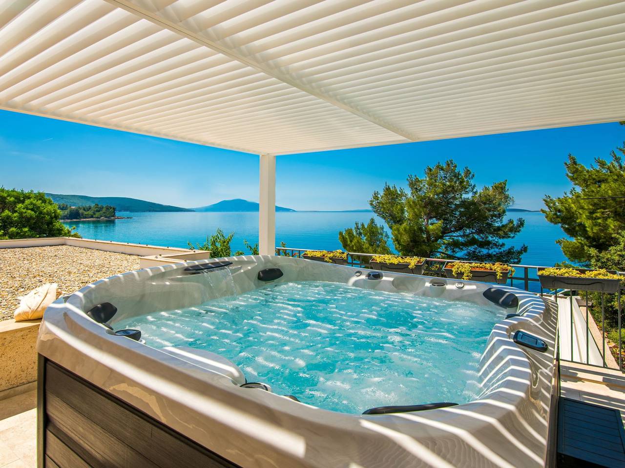 Geräumige, luxuriöse 5*-Ferienvilla mit Meerblick, eigenem Pool und großer Terr in Martinscica, Cres