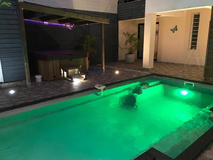 Gîte pour 6 personnes, avec jardin ainsi que jacuzzi et piscine dans Cambuston