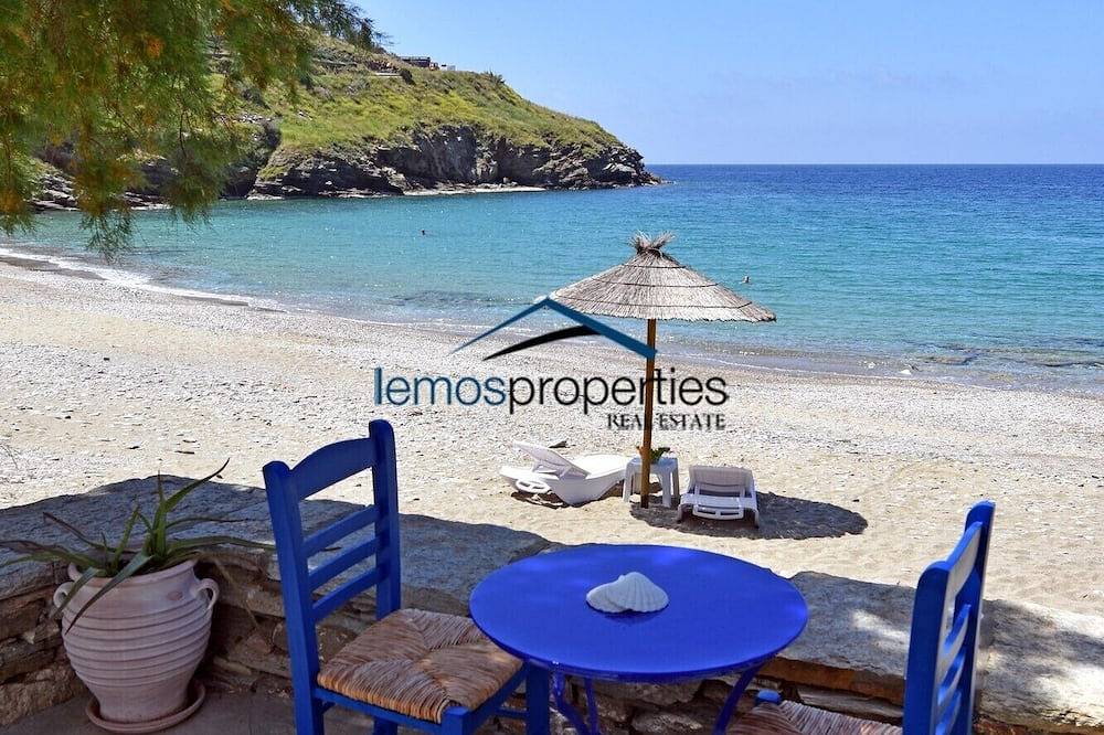 La \"Stone Beach House\" proprio sulla spiaggia di Kampi, vicino a Koundouros in Kea