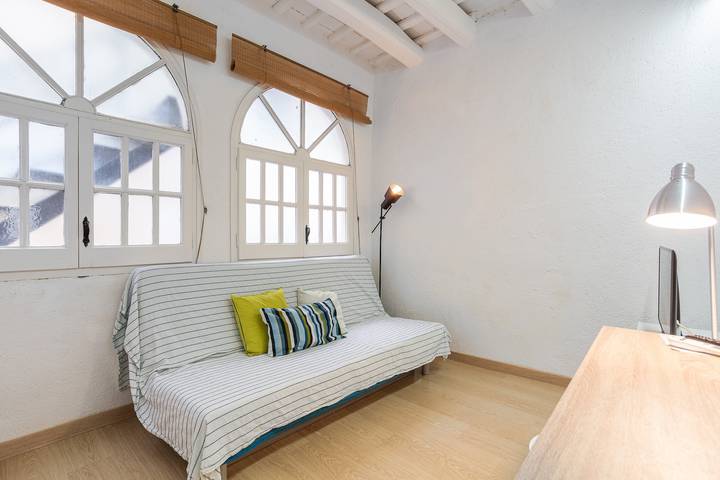 Apartamento entero, Apartamento 'Penthouse with Private Roof Terrace' con vistas al mar, Wi-Fi y aire acondicionado. in Blanes, Costa Brava