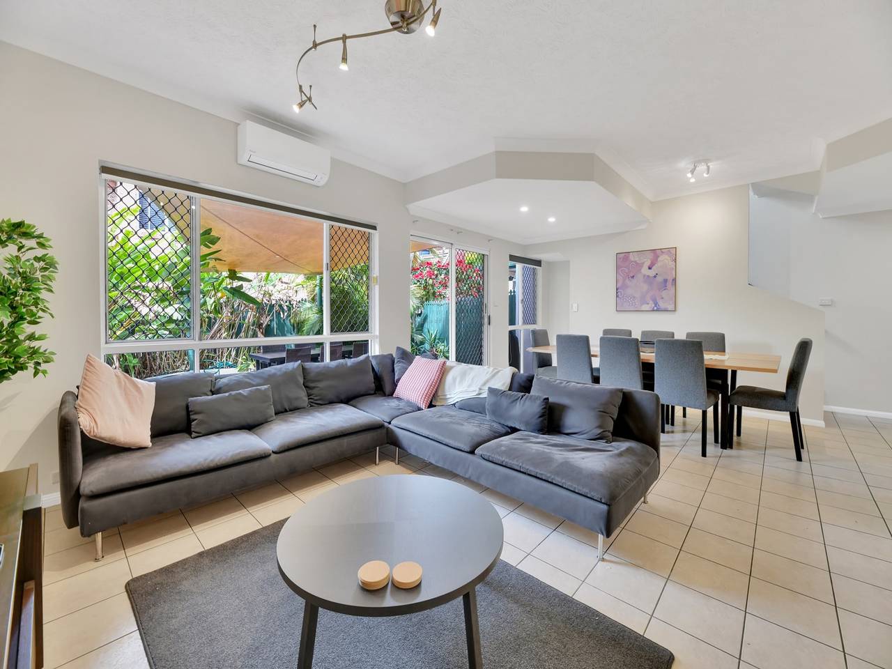 Entire apartment, Tranquil 3-Bed Unit with Lush Garden Views in Taringa, Brisbane