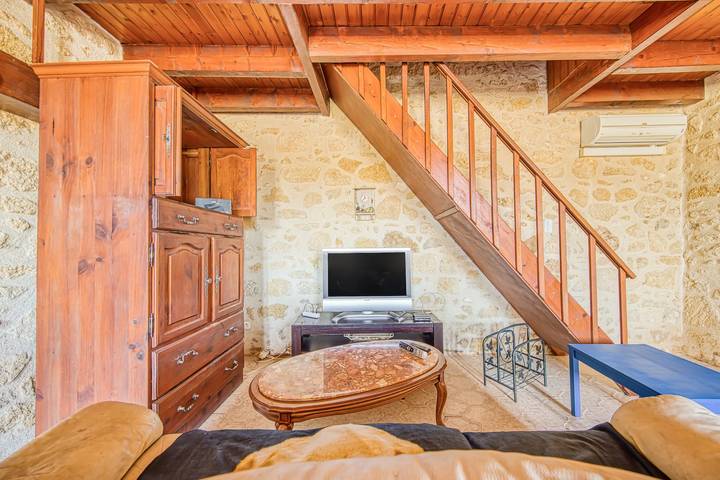 Holiday Home 'Maison De Campagne Avec Jardin' with Private Terrace, Private Garden and Air Conditioning in Cavignac, Blaye region