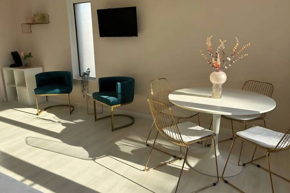 Appartement entier, Studio 4 personnes piscine et jacuzzi privé in Lunel, Côte d'Améthyste