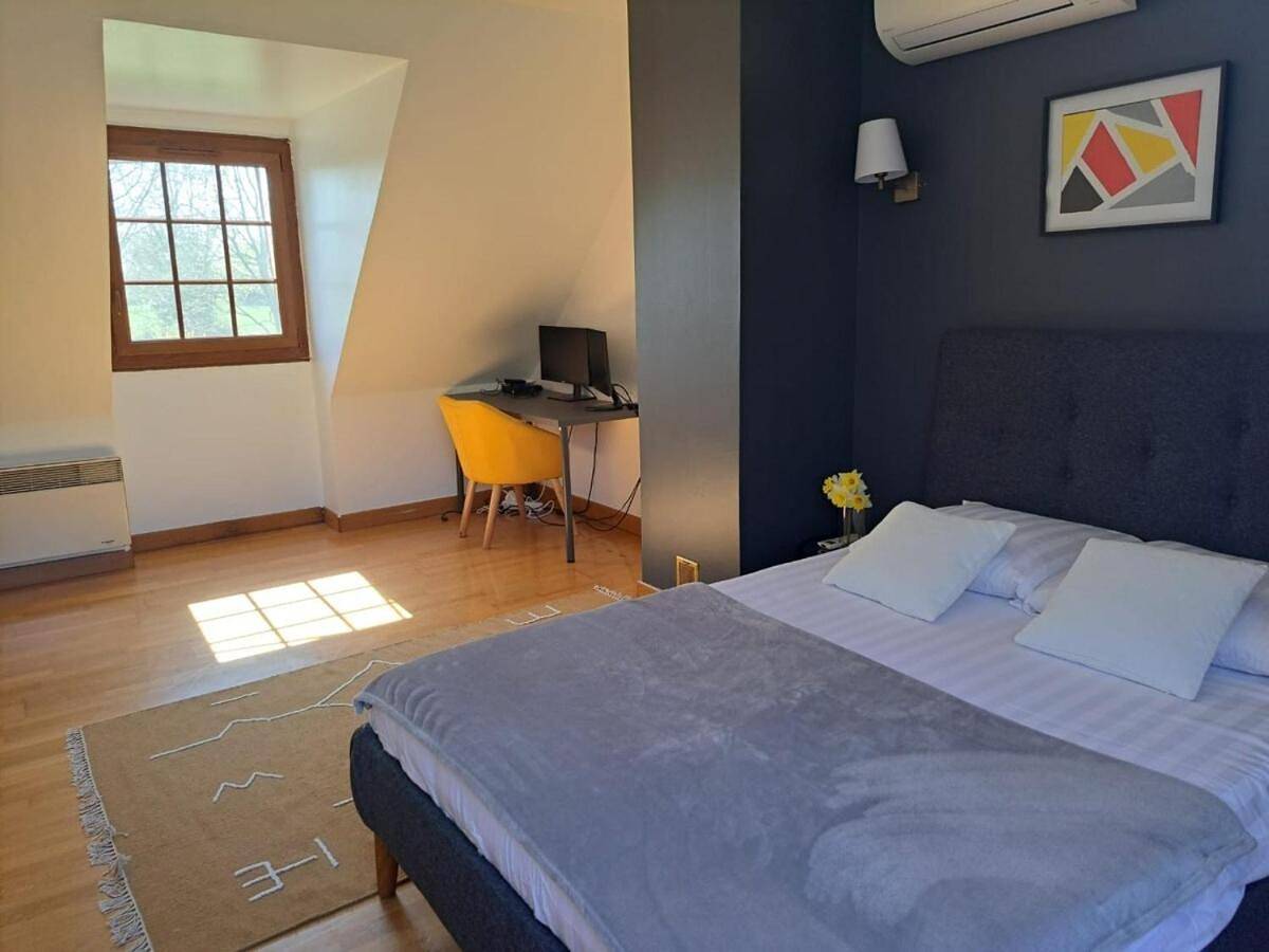 Four-Bedroom House in Sainte-Opportune-la-Mare, Région de Bernay
