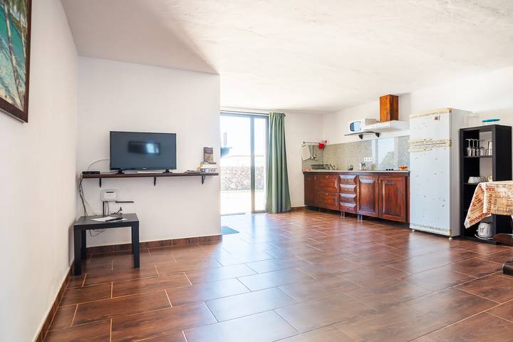 Ganze Wohnung, Wunderschönes Apartment in typisch kanarischem Haus mit Terrasse, Garten, Meerblick und Wlan; Parkplätze vorhanden in La Asomada, Tías