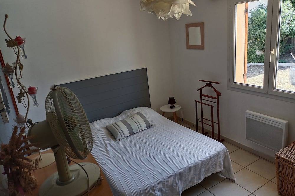 10km from Pont du Gard pretty villa in a quiet area with swimming pool in Montfrin, Nimes region