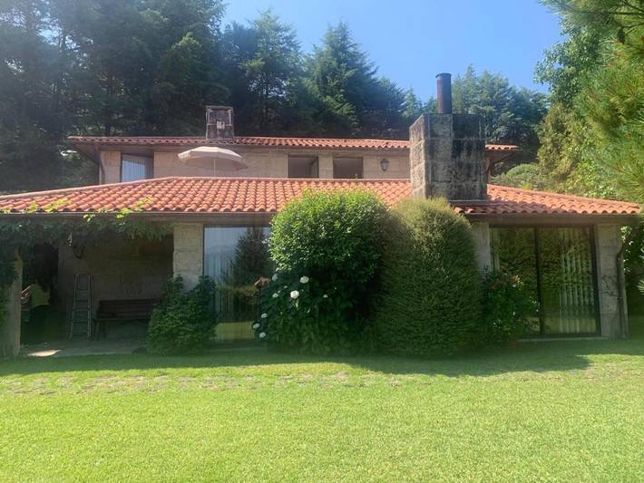 Location de vacances pour 6 personnes, avec jardin et vue ainsi que piscine et vue sur le lac dans Caniçada