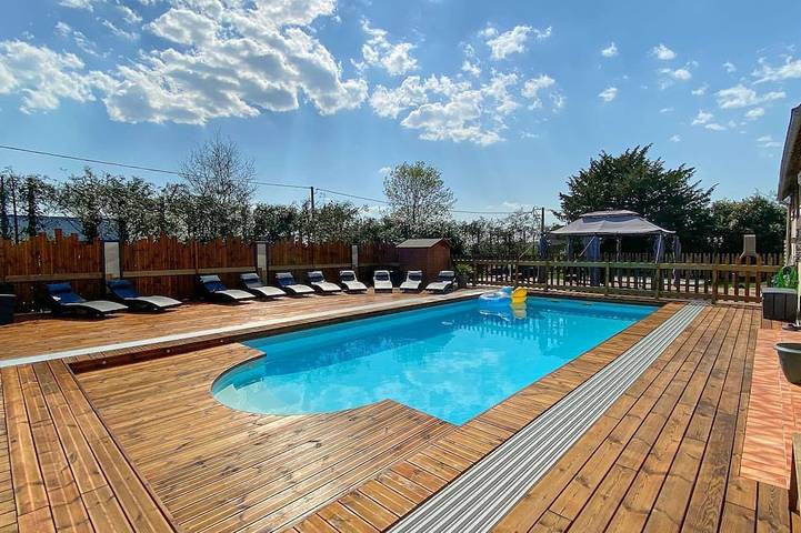 Gîte pour 10 personnes, avec Balcon et Jardin ainsi que Piscine et Sauna