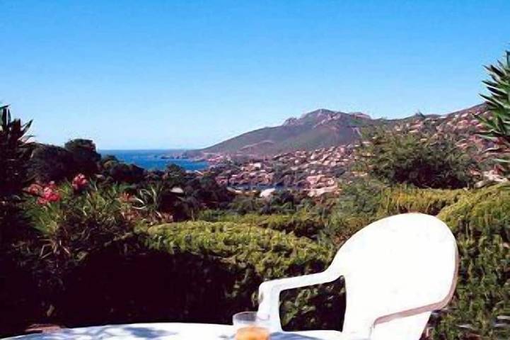 Vakantieappartement voor 2 personen, with zwembad and tuin as well as terras in Théoule-sur-Mer