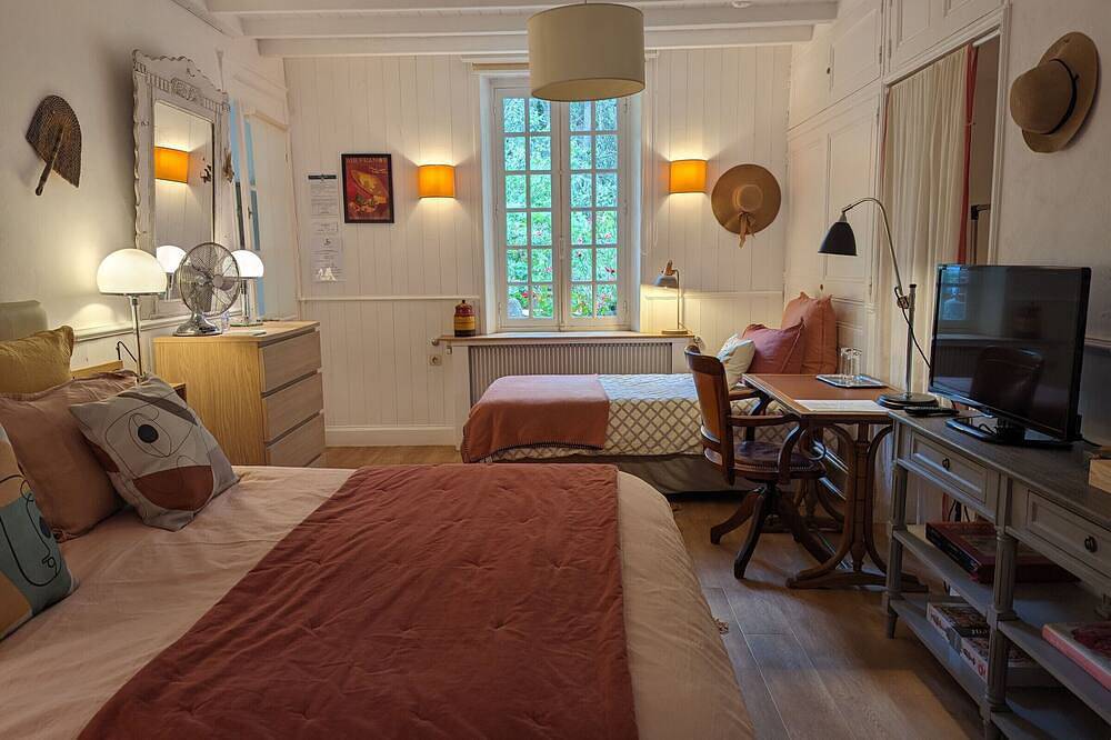 Habitación amplia, entrada privada, admite mascotas, Wifi in Región de Montargis