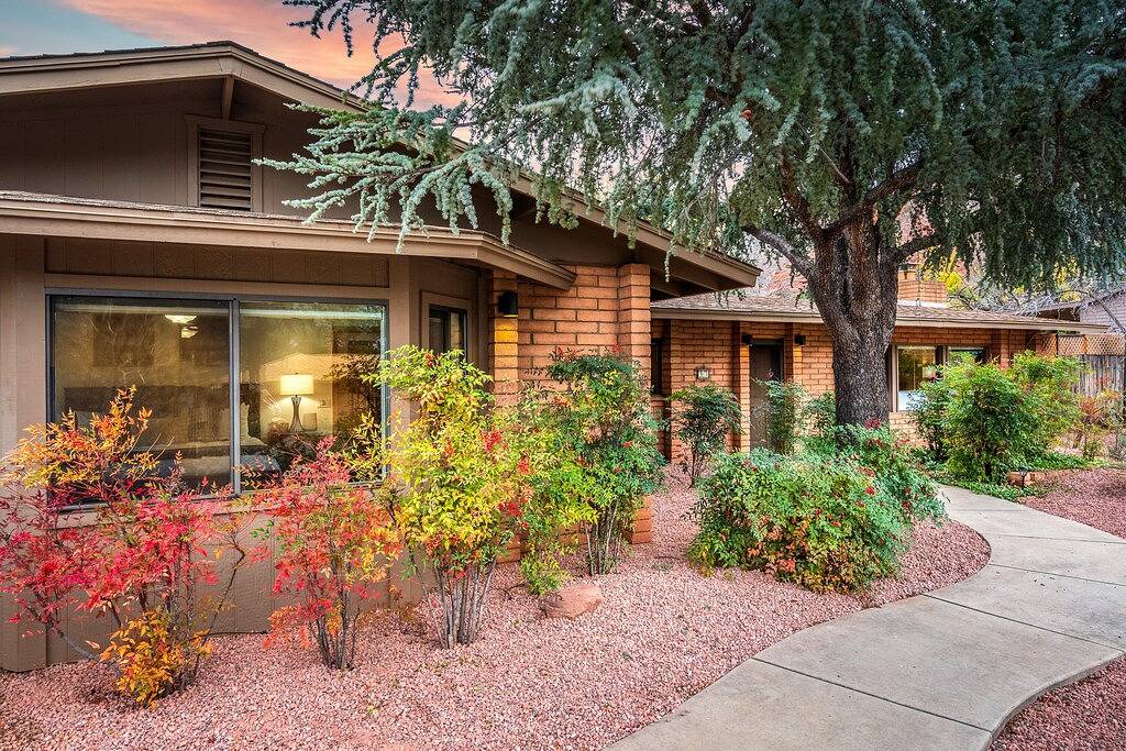 Sedona Serene Retreat, Amazing Views & Hot Tub! Walk to Hiking Trails! in Sedona, Oak Creek Canyon
