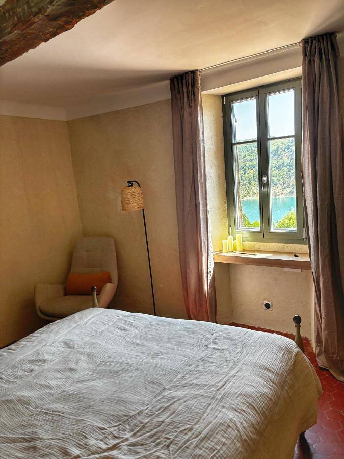 Gîte pour 4 personnes, avec vue sur le lac et piscine ainsi que terrasse et vue dans Office De Tourisme De Bauduen - 4