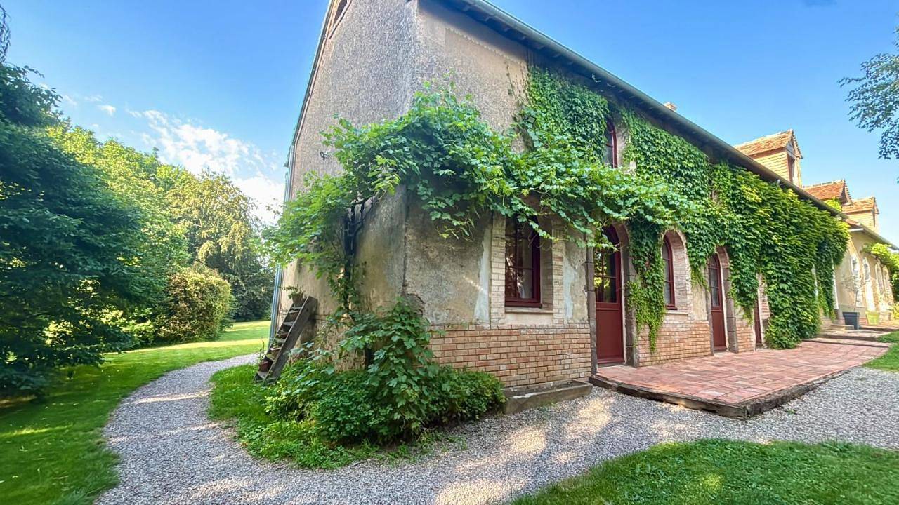 Le Domaine du Petit Tertre in Sainte-Sabine-sur-Longève, Sarthe