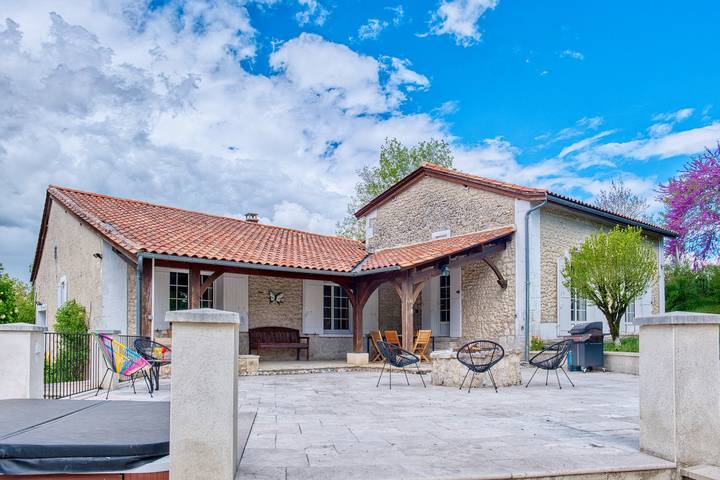 Cottage for 10 people, with Hot tub and Garden in 