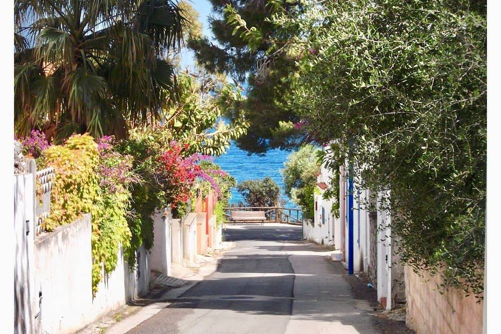 Apartamento entero, Apartamento con vistas al mar y aparcamiento gratuito en el patio a 30 metros del mar en Oferta in Cala Gonone, Dorgali